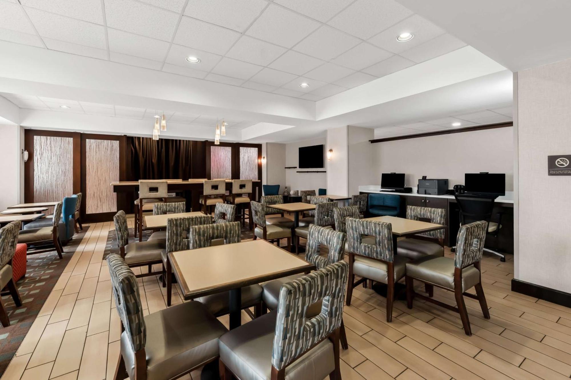 Hampton Inn Pennsville Exterior photo